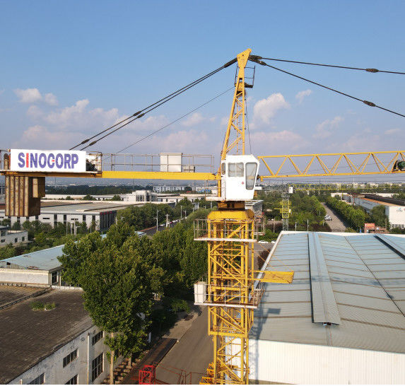 SINOCORP 8-тонный строительный башенный кран 60 м Бумный шасси тип / низкопотребляющий башенный кран с якорной рамой
