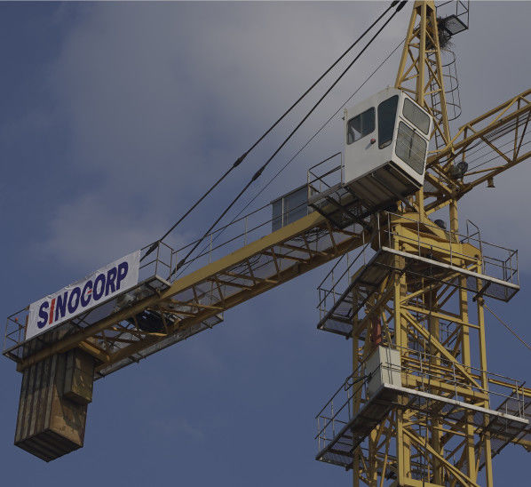 SINOCORP 8-тонный строительный башенный кран 60 м Бумный шасси тип / низкопотребляющий башенный кран с якорной рамой